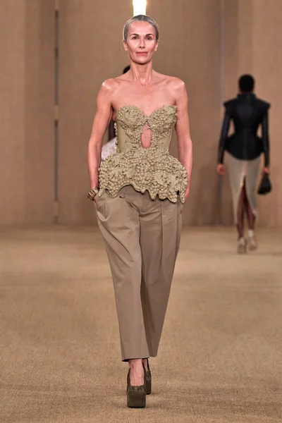 Look 27